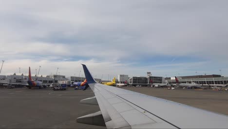 Ala-De-Un-Avión-Esperando-En-Tierra-En-El-Aeropuerto-Marítimo,-Seattle,-Washington