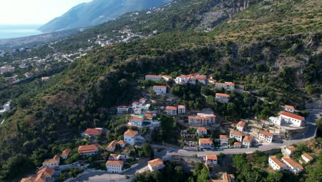 Esplendor-De-La-Costa-Jónica:-Pueblos-Turísticos,-Mar-Azul-Y-Pintorescas-Carreteras-De-Montaña-A-Lo-Largo-De-La-Impresionante-Costa-Albanesa