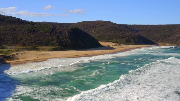Veduta panoramica del mare blu e delle scogliere costiere del Royal National Park nel Nuovo Galles del Sud, Australia - scatto aereo con drone
