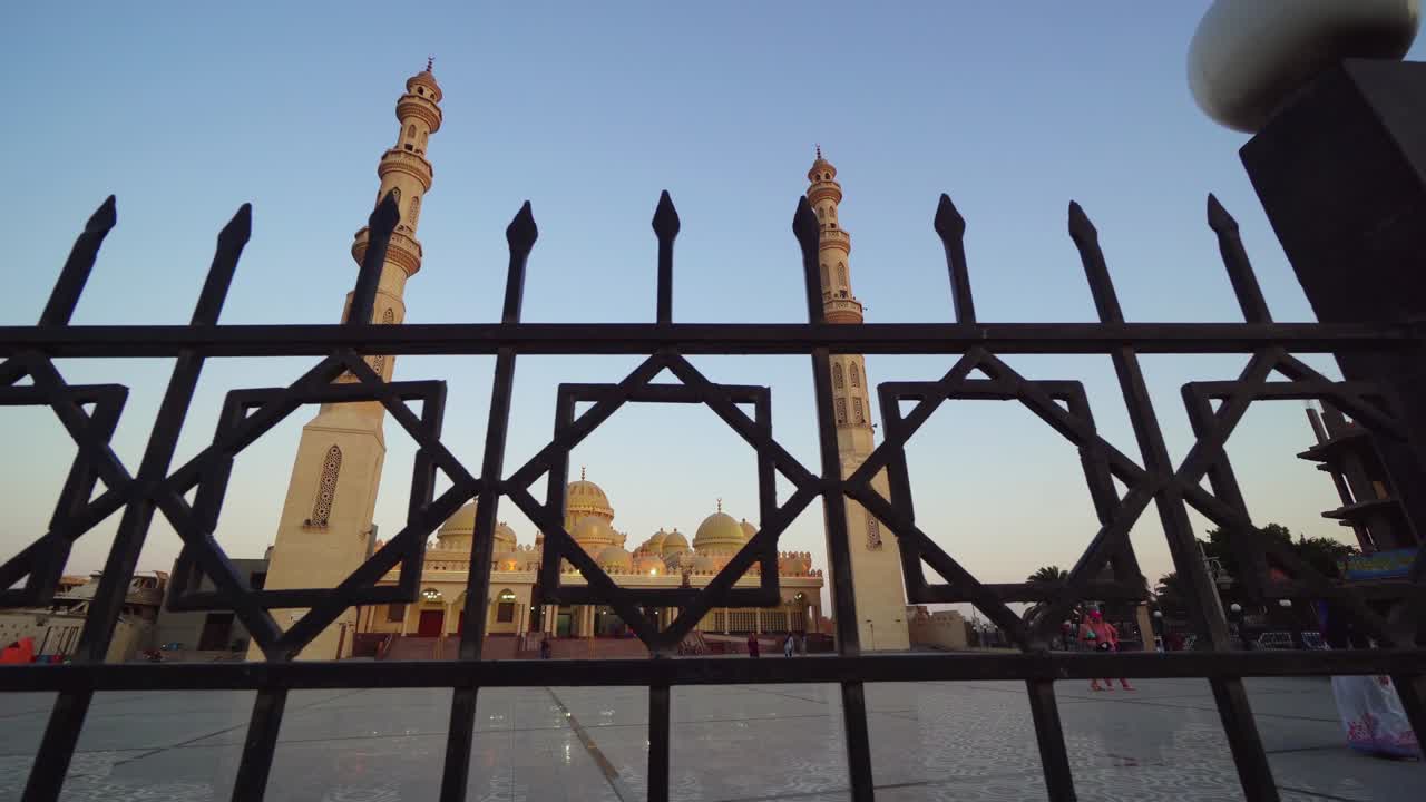 el exterior de la famosa mezquita el mina, un lugar turístico en hurghada