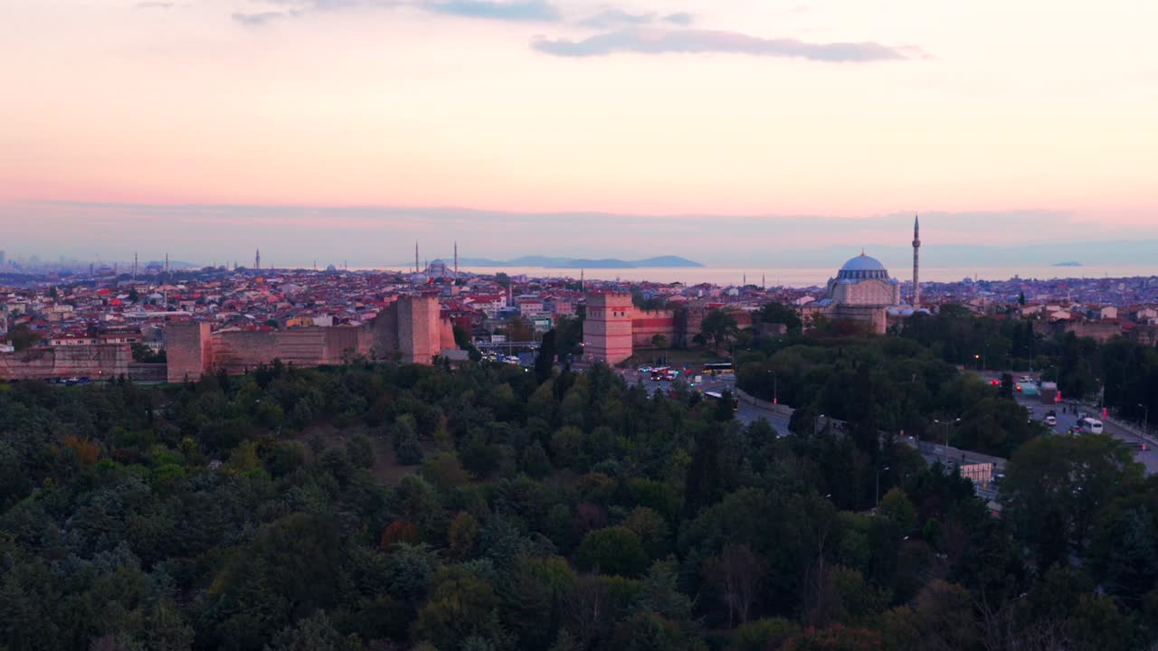 Céu ao pôr do sol na hora dourada com tons de rosa e roxo em Yenikapı, Istambul, Turquia (Türkiye). Vista aérea panorâmica de drone da paisagem urbana com a Mesquita Azul, sinagoga, Estreito de Bósforo, porto, tráfego de carros em círculo à esquerda