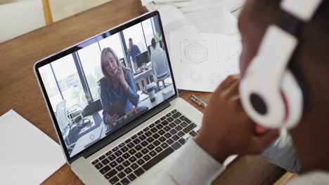 Estudiante-Universitario-Afroamericano-Con-Auriculares-Y-Una-Videollamada-En-Una-Computadora-Portátil-En-Casa