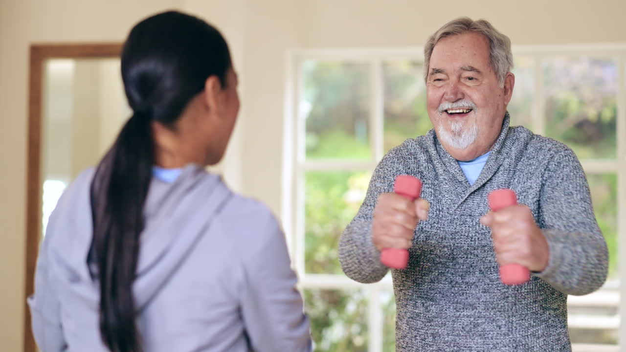 여성, 물리 치료사 및 노인 돌봄