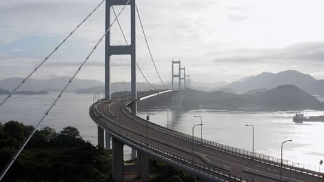 Sonnenaufgang-über-Der-Kurushima-Kaikyo-Brücke-In-Japan