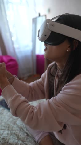 niña adolescente experimentando juegos de realidad virtual