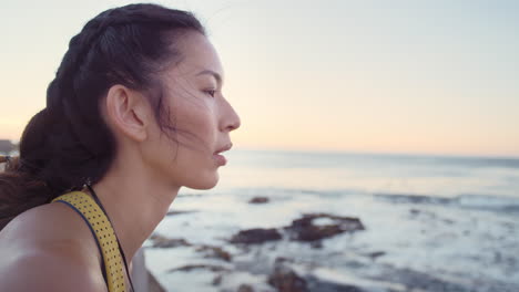 mujer viendo la puesta de sol sobre el océano