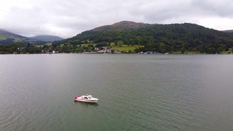 Toma-Aérea-De-Un-Solo-Bote-En-El-Lago-Windermere-2