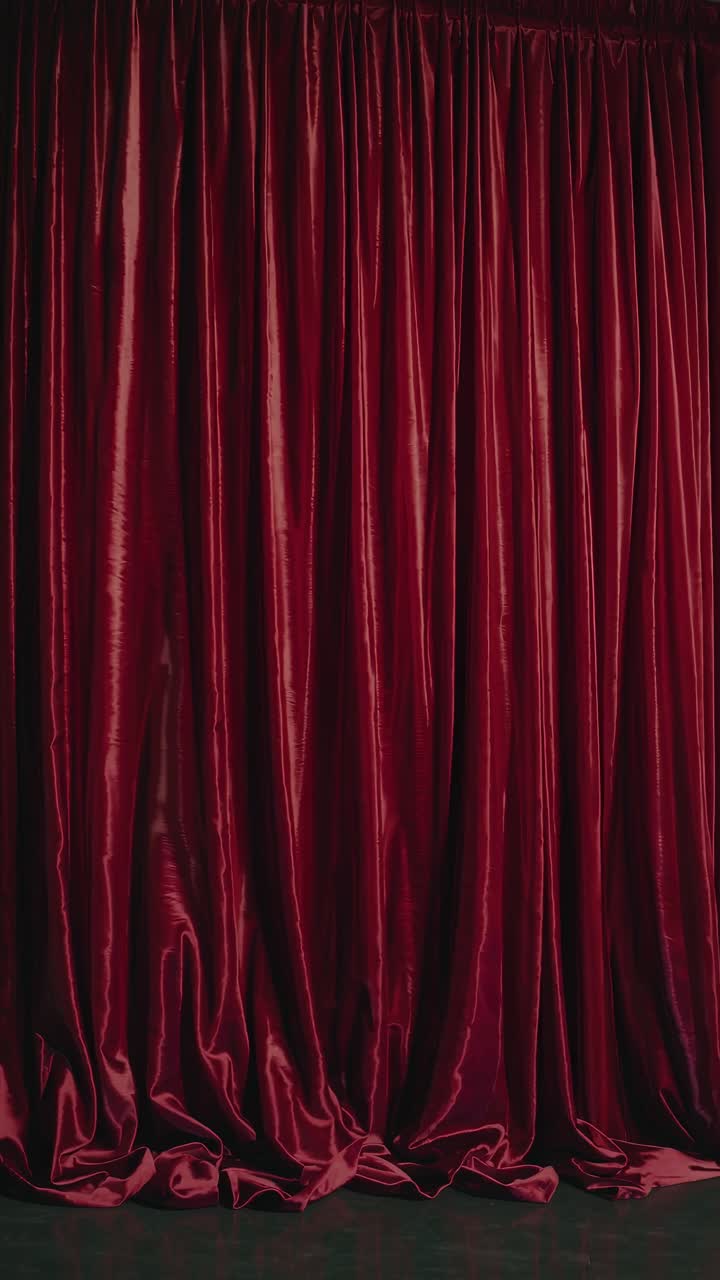 Un video verticale spettacolare con ripresa dal basso di lussuose tende di velluto rosso