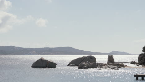 Ruhige-Küste-Sardiniens-Mit-Glitzerndem-Meer-Und-Felsiger-Küste