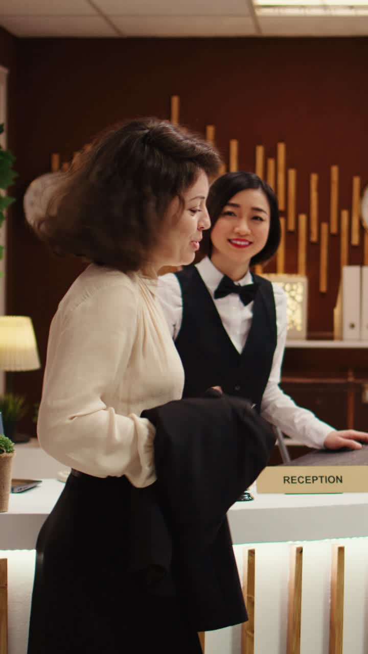 Interazione alla reception di un hotel