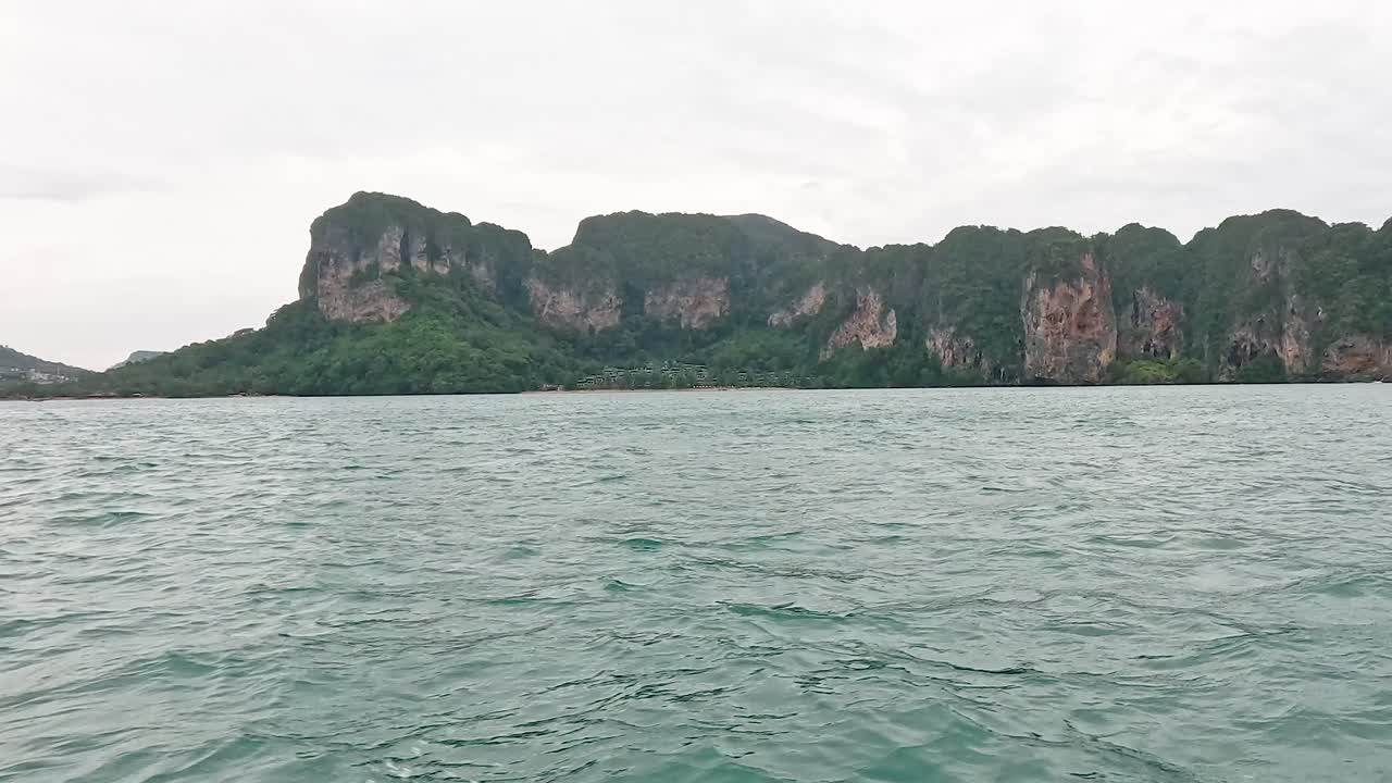 멀리 있는 산악 섬과 함께 경치 좋은 바다 풍경