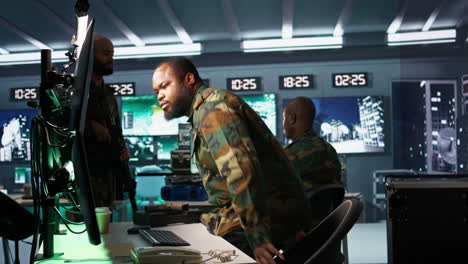 oficial llegando al trabajo en la base de operaciones, comenzando la evaluación del enemigo