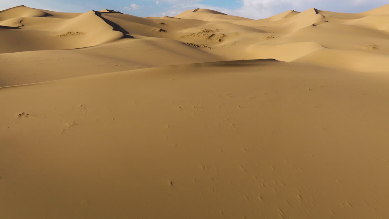 volando sobre las dunas de arena en el desierto de gobi, mongolia - disparo de drone
