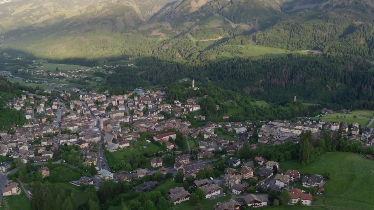 Vista aerea della città di Cavalese immersa tra le montagne della Val Di Fiemme