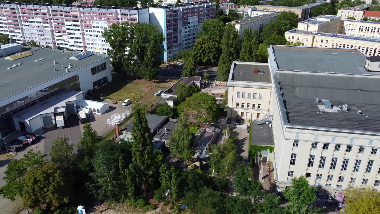 유명한 클럽 앞마당