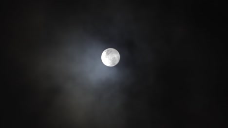 Wolken-Ziehen-Vor-Vollmond-An-Einem-Dunklen-Himmel-Vorbei-3