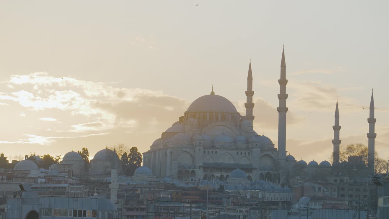 закат над мечетью в стамбуле