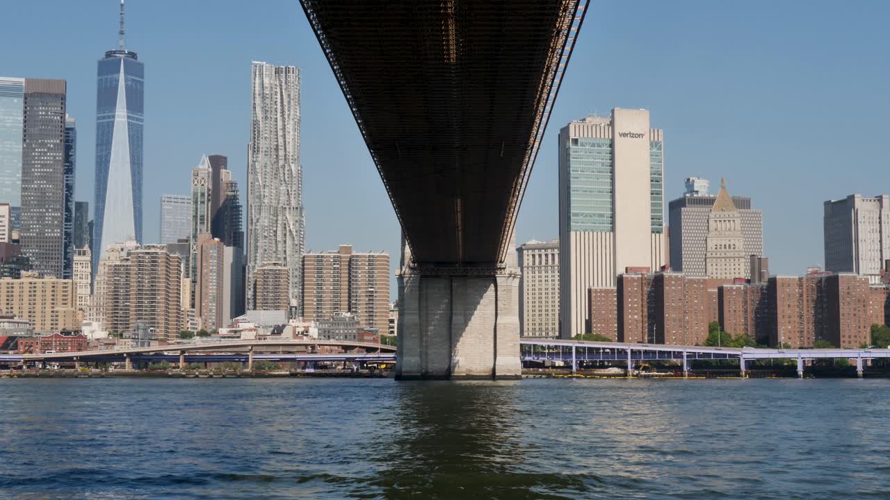 브루클린 브릿지 (brooklyn bridge) 와 이스트 리버 워터 (east river water) 와 뉴욕시 스카이라인 (skyline) 건물, 타워, 초고층 빌딩, 보드워크 (boardwalk), 맨해튼 (manhattan), 미국, 여행, 관광