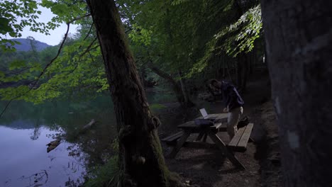 Geschäftsmann-Freut-Sich-Im-Wald.