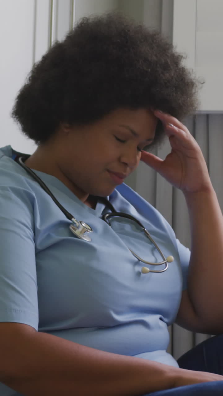 Video di dottoressa afroamericana taglia forte stanca che si riposa in sala relax