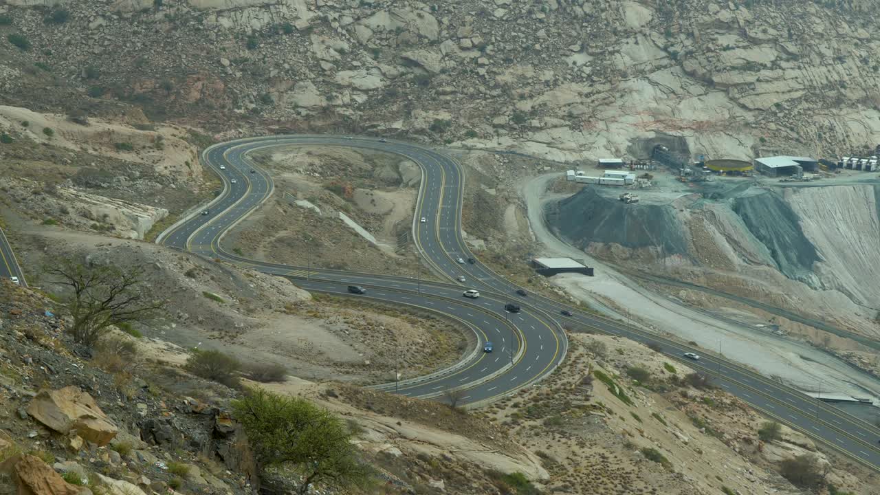 Vedute del traffico che percorre la strada a zig zag ad Al Hada, regione di Taif, Arabia Saudita