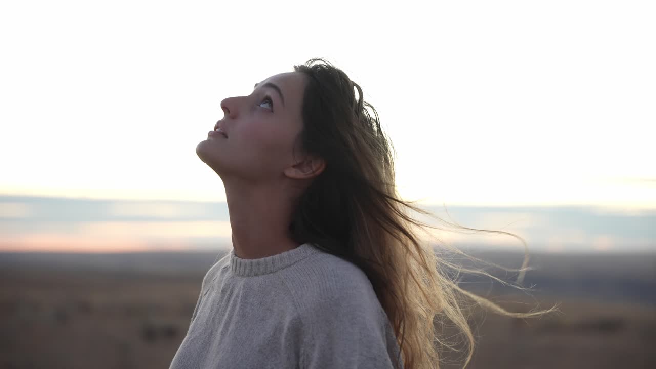 modelo mirando hacia arriba en cámara lenta