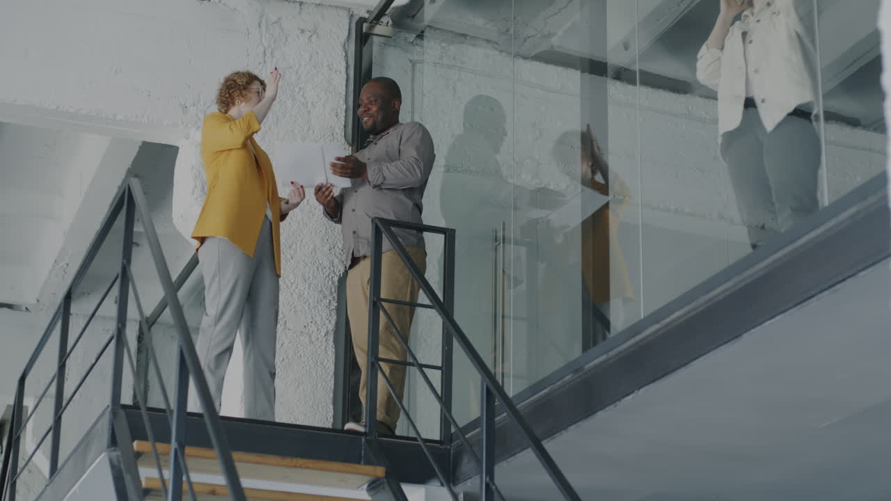 Geschäftsleute treffen sich auf einer Treppe in einem modernen Büro