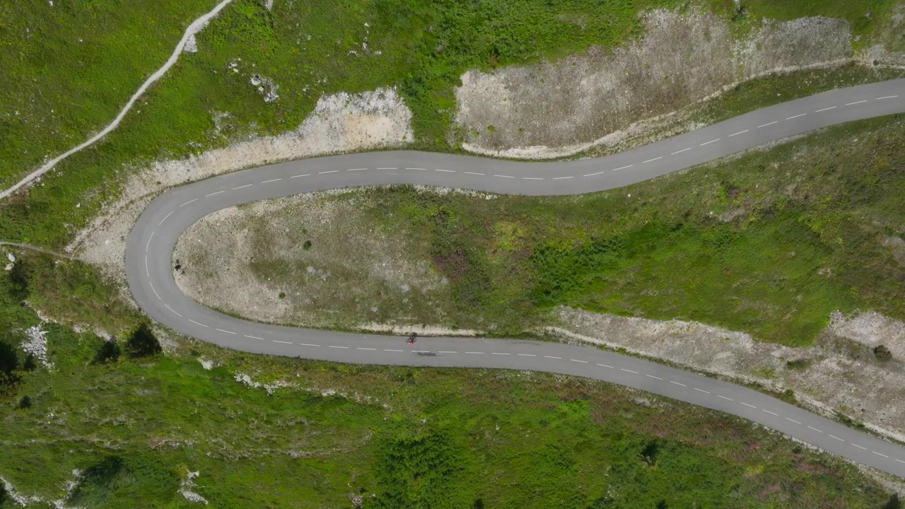Elokuvamaisia alppimaisemia kuvattuna Haute Route -reitin varrella Alpeilla. Dramaattisia vuoristomaisemia, mutkittelevia teitä, jylhiä huippuja, vaihtelevaa säätä ja Euroopan Alppien luonnonkauneutta.