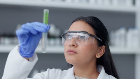 investigación médica, científica mujer seria