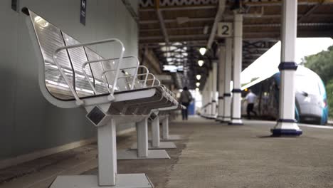 pasajeros que salen del tren en la plataforma de la estación plano general