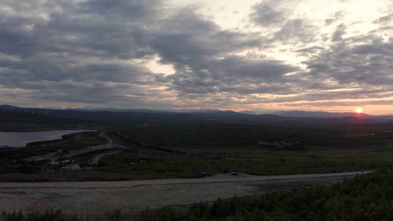 tomada de avión no tripulado de la campiña de kiruna laponia durante la puesta de sol con montañas en el horizonte