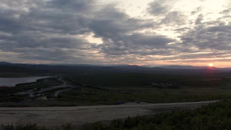 Drohnenaufnahme-Der-Landschaft-Von-Kiruna-Lappland-Bei-Sonnenuntergang-Mit-Bergen-Am-Horizont
