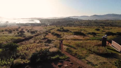 pareja irreconocible caminando en el pueblo de malawi en un día soleado, vista aérea