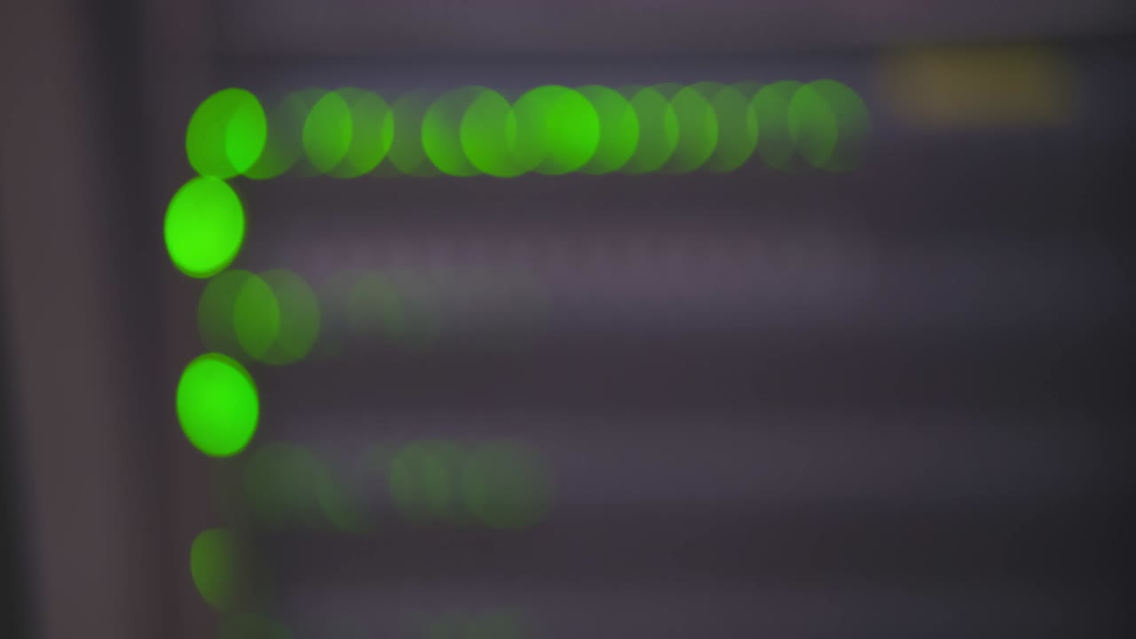 fondo borroso de las luces led de los equipos de telecomunicaciones de servidor, primer plano abstracto
