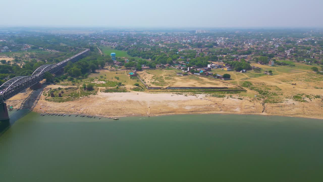 Veduta aerea del fiume Gange e dei Ghat a Varanasi, India.