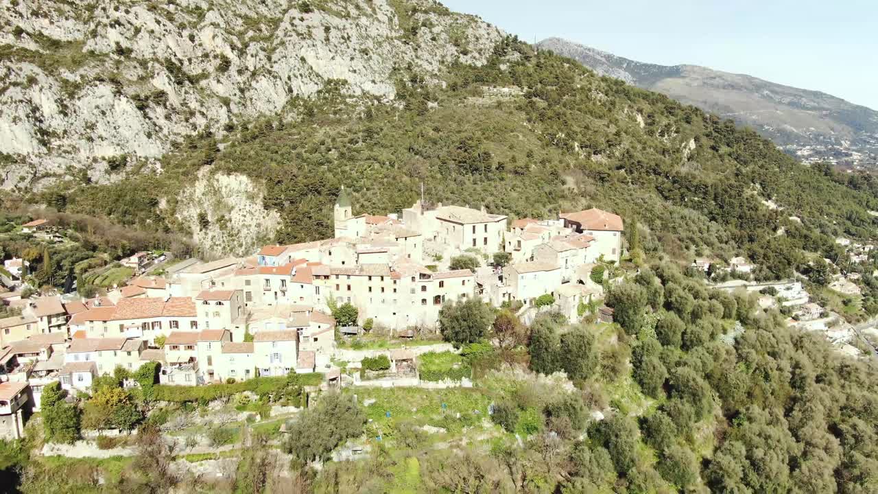 pueblo en medio del bosque v2