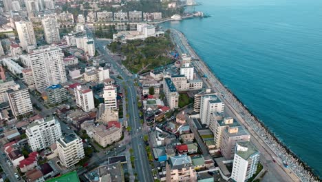 Camión-Con-Vista-Aérea-A-La-Derecha-De-Lujosos-Edificios-En-El-Centro-De-Viña-Del-Mar,-Chile