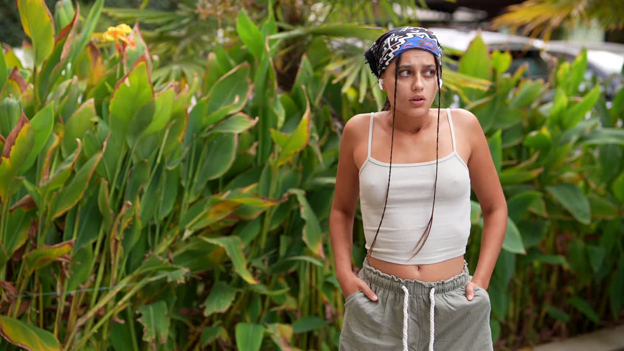 공원 밖 의 젊은 여자