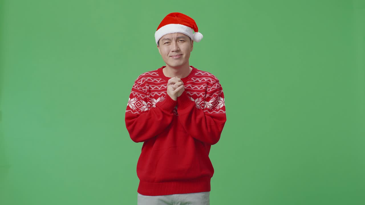 산타 모자와 함께 크리스마스 스웨터를 입은 남자
