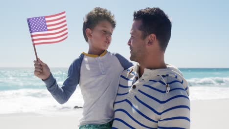 El-Hombre-Y-Su-Hijo-Disfrutan-Juntos-Del-Tiempo-Libre-En-La-Playa.