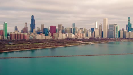 Acercándose-A-La-Vista-Aérea-De-Chicago-Sobre-El-Lago-Michigan