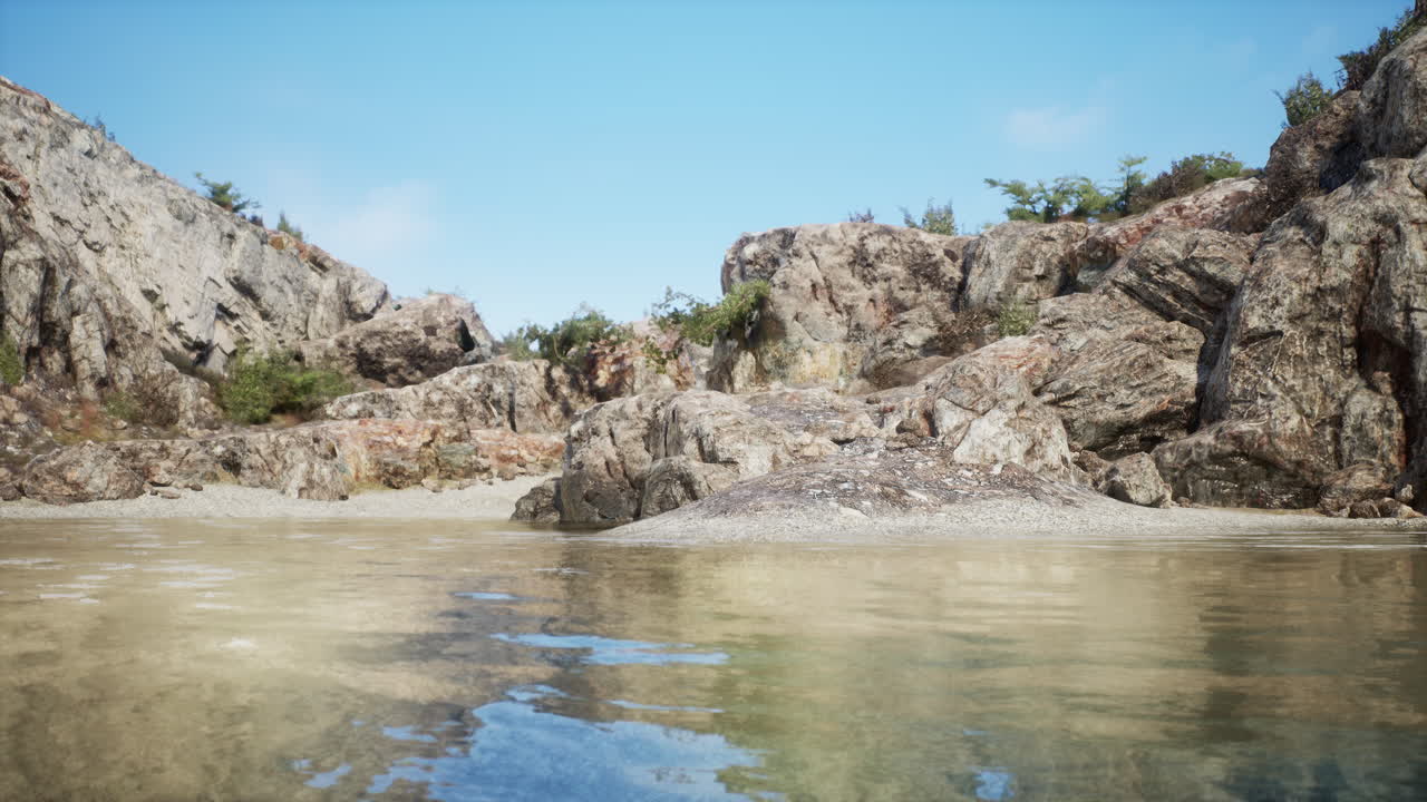 paisaje de playa sereno con agua clara y acantilados rocosos