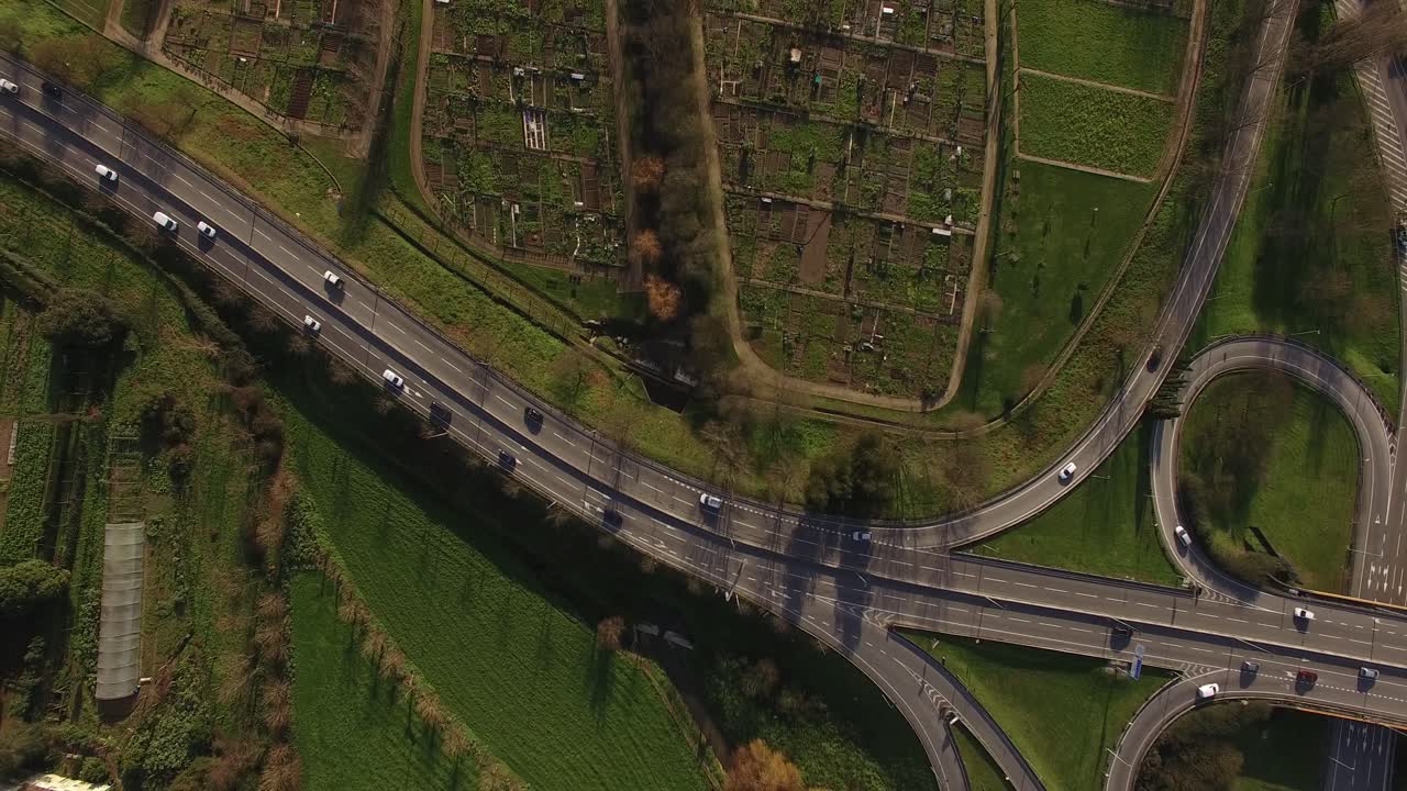 도시 높은 평면도에서 커뮤니티 정원 근처의 교통 도로