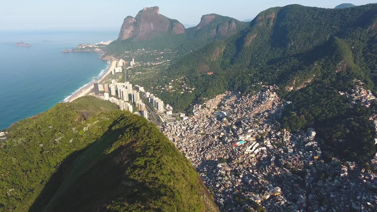 브라질 리오데자네이로 (rio de janeiro) 의 바다와 아파트를 드러내는 산맥을 따라 공중 드론 촬영