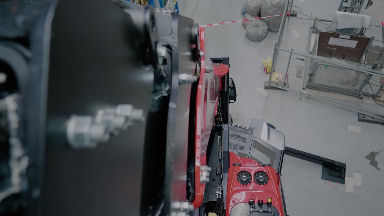 una grúa que se extiende en el almacén