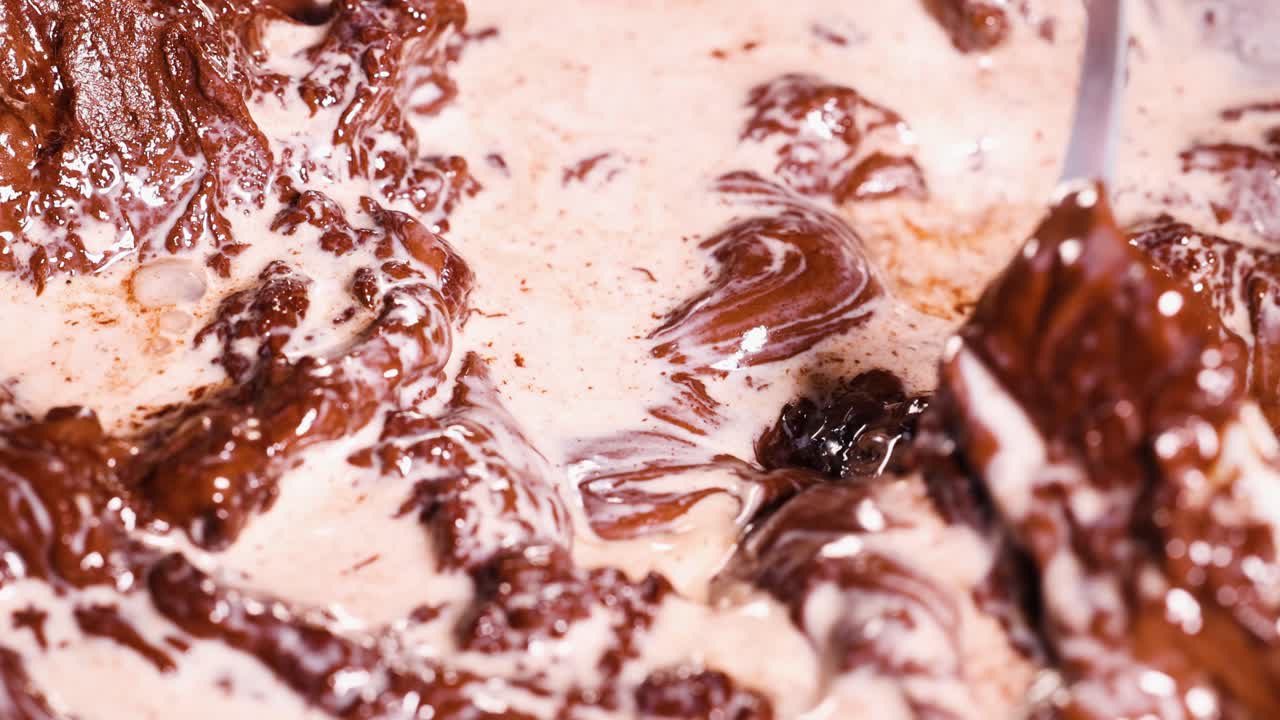 el chocolate y la leche se combinan y se agitan