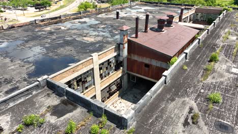 Ein-Altes-Fabrikdach-Mit-Stehendem-Wasser-In-Der-Sommerhitze