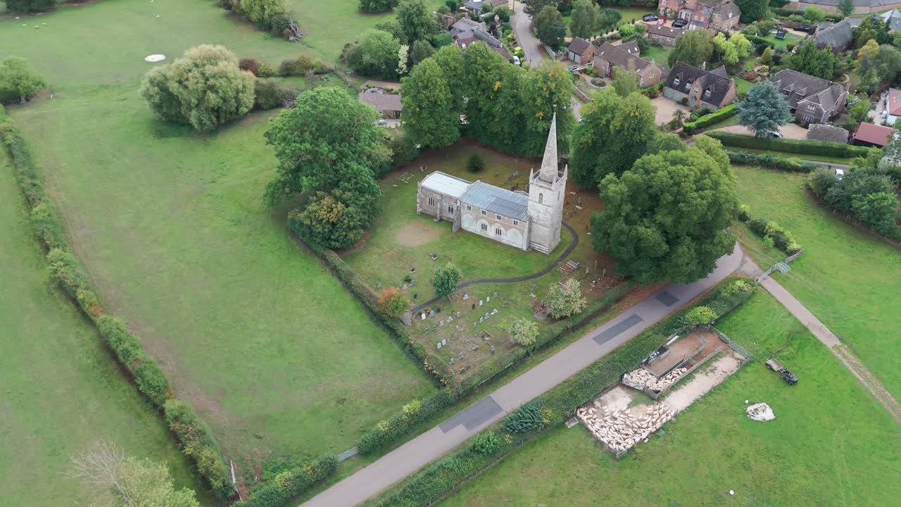 교회 와 마을 의 공중 사진