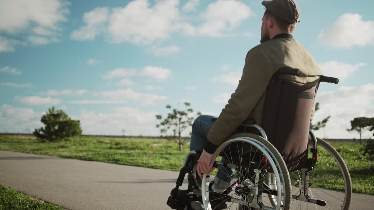 hombre en silla de ruedas disfrutando de un día en el parque