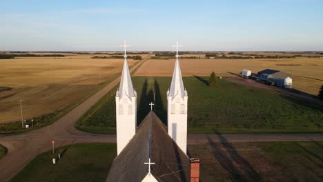 imágenes aéreas de la iglesia católica romana de san pedro en la pradera norteamericana durante la puesta de sol